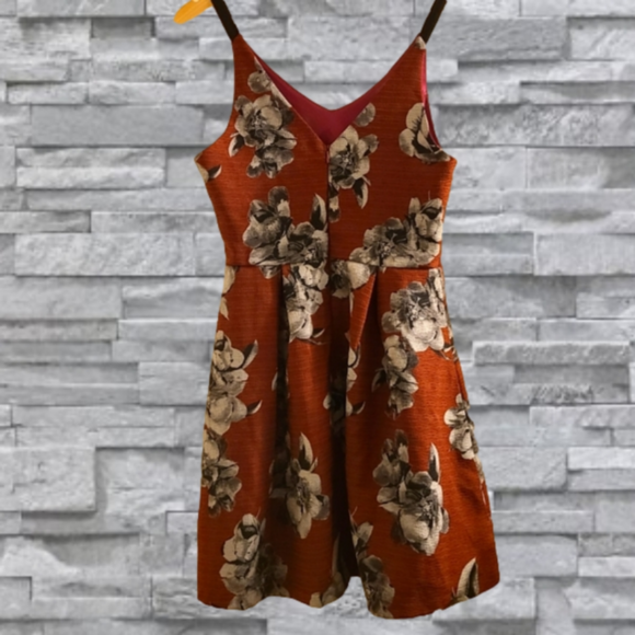 Red v cut floral dress - Picture 4 of 5